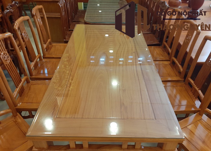 Mặt bàn có trang bị thêm mặt kính nên rất trang trọng và hiện đại