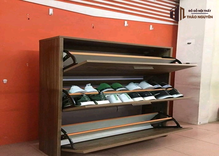 Sử dụng tủ giày gỗ trong phòng khách